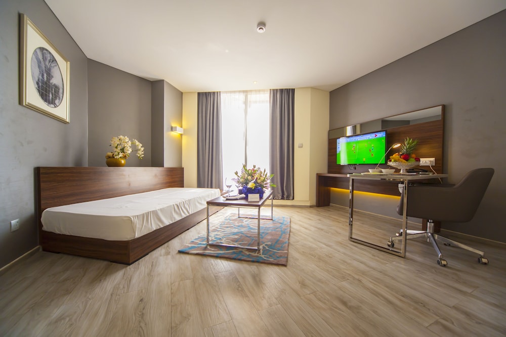 Deluxe Suite, 1 King Bed, Smoking, Pool View photo 3