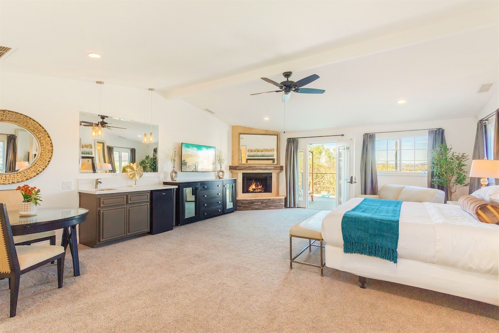 Deluxe Room, 1 King Bed, Pool View, Corner photo 3