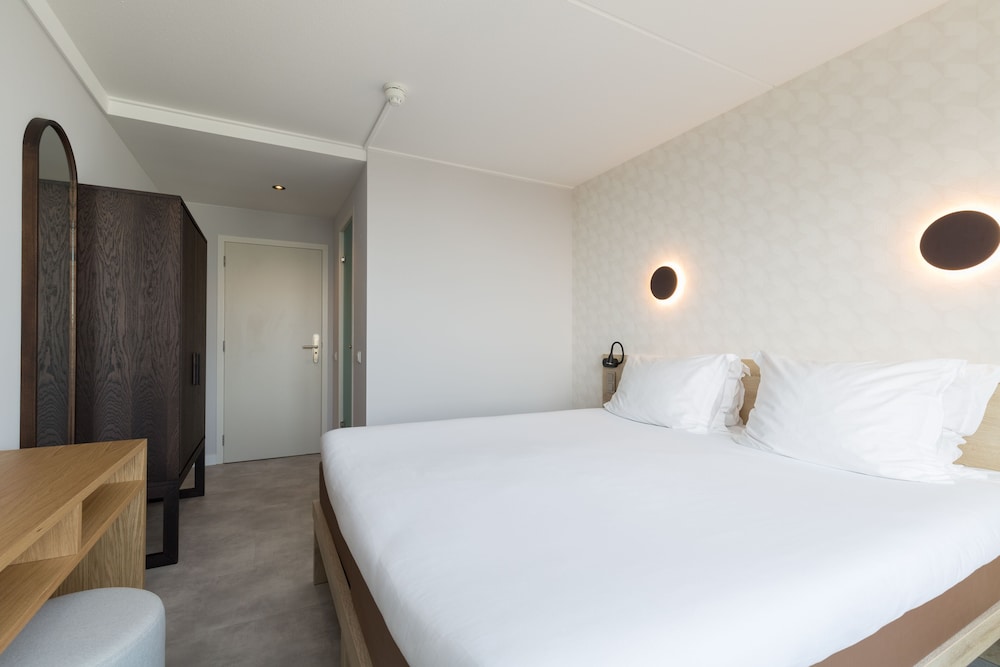 Basic Double Room, 1 King Bed, Courtyard View
