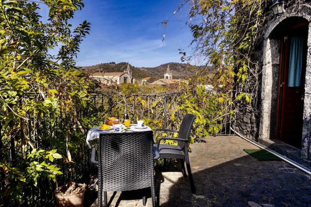 Classic Studio Suite, Hill View photo 3