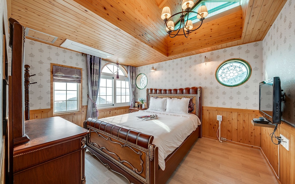 Room, Jetted Tub (Cypress /Spa in winter, contact hotel) photo 1
