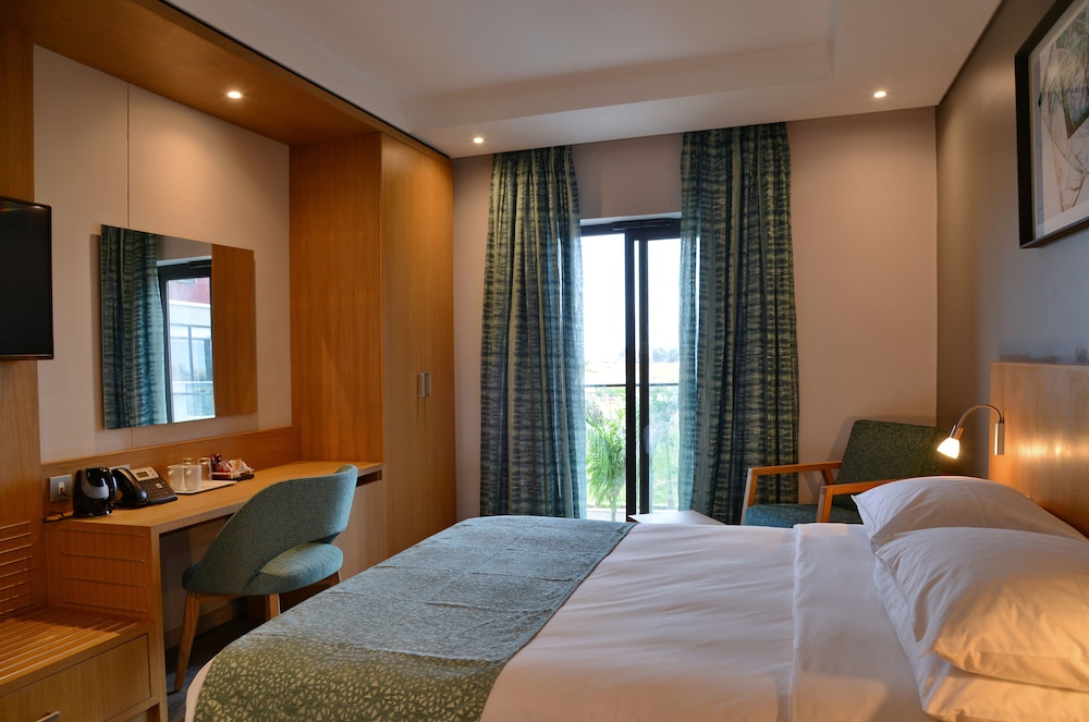 Double Room, Non Smoking - Photo 7