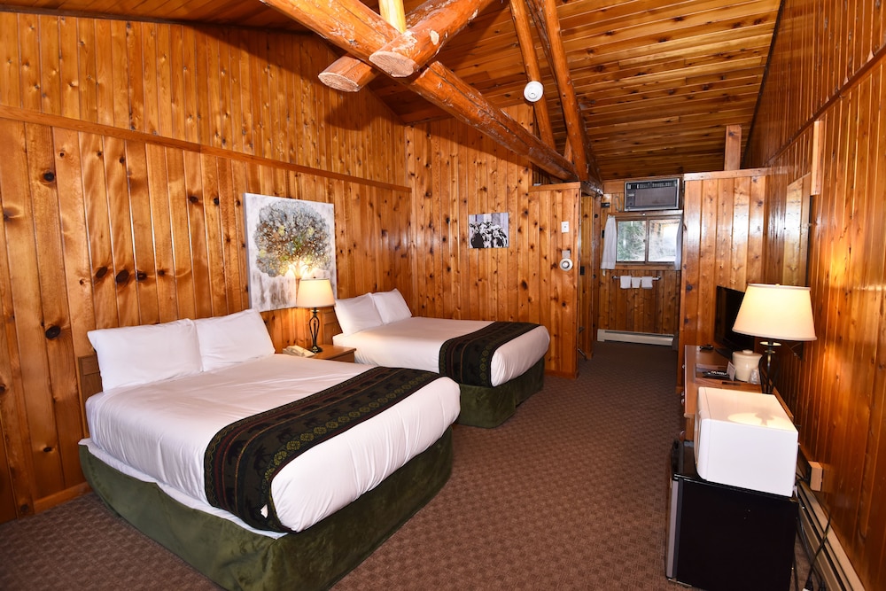 Classic Room, 2 Double Beds, Mountain View (Pet Friendly) photo 1