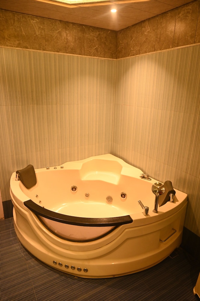 Honeymoon Suite photo 3