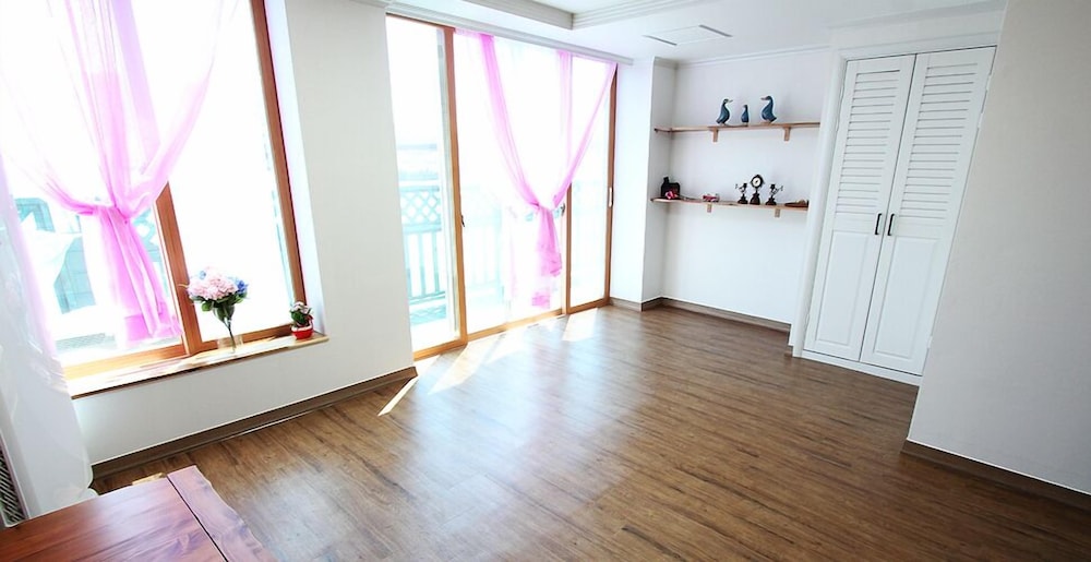 Double Room (Orange Pink Green Blue) photo 2