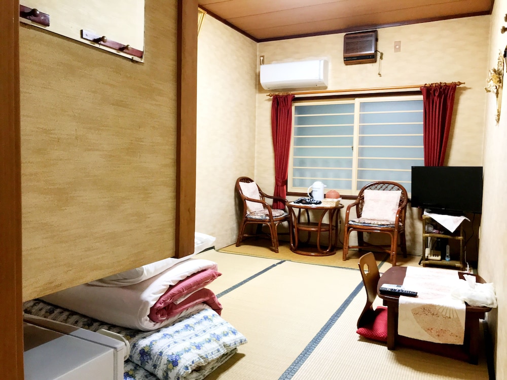 Japanese-Style Twin Room with Shared Bathroom - Non-Smoking photo 2