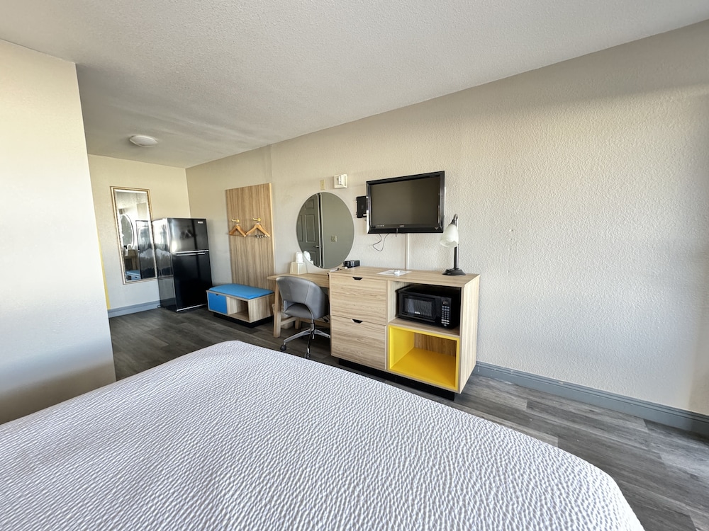 Room, 1 King Bed, Accessible, Non Smoking (Mobility/Hearing, Roll-In Shower) - Photo 3