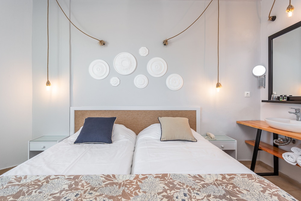 Classic Double or Twin Room, Partial Sea View - Photo 1