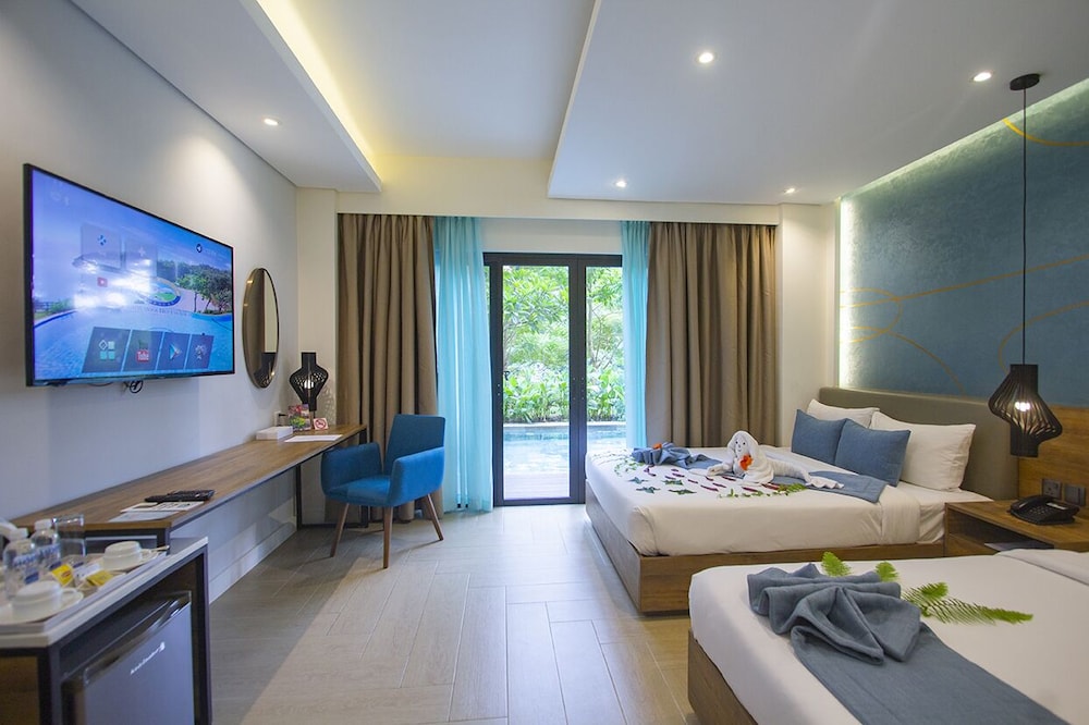 Premier Grand Room with Pool Access - Photo 3