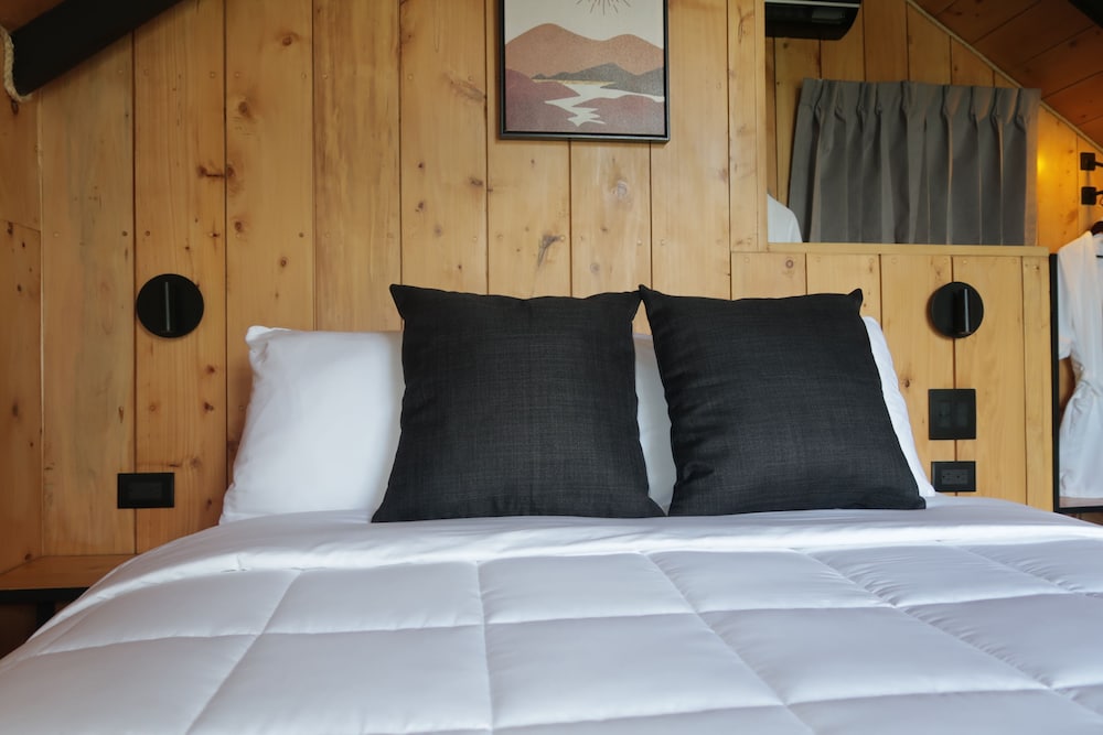 Romantic Cabin, Hot Tub, Mountain View photo 1