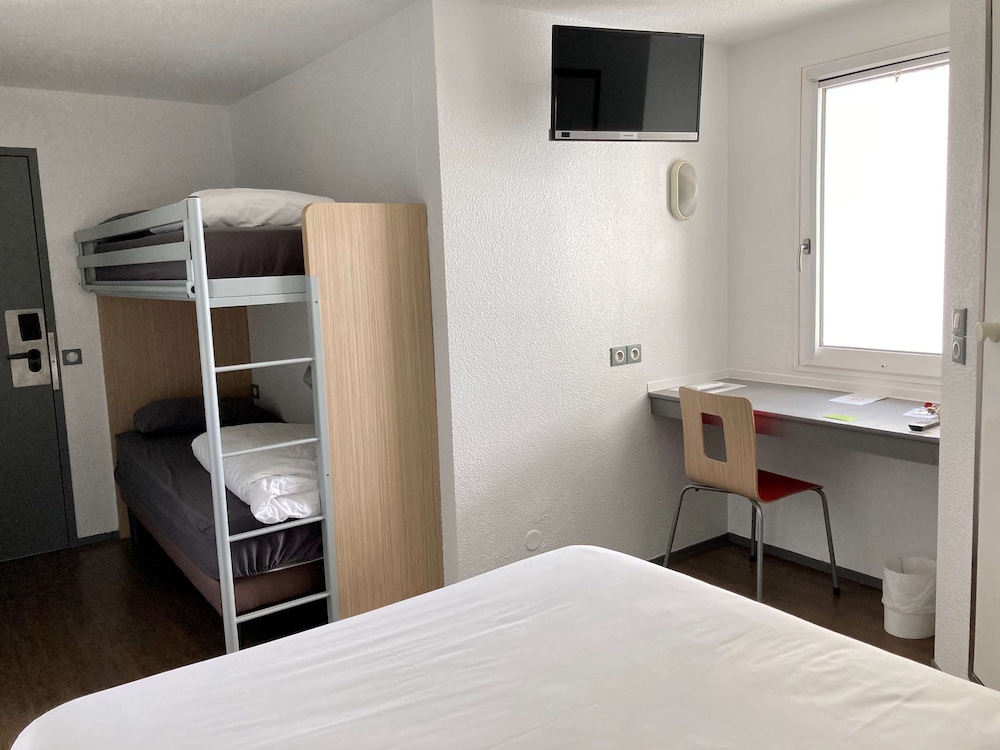 Standard Room, Multiple Beds (1 Double and 1 Single bed) - Photo 2