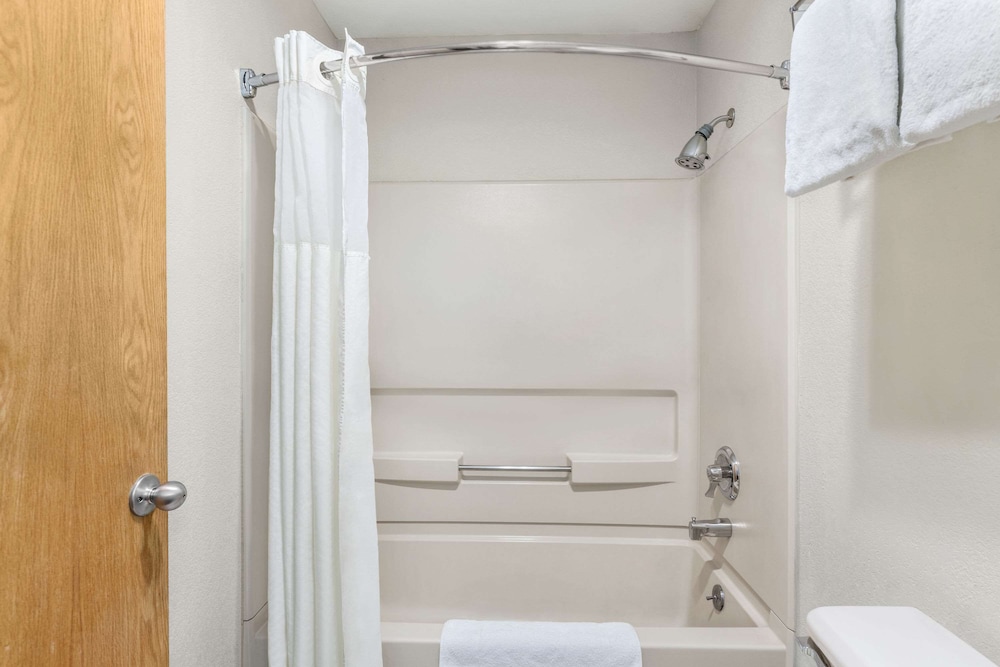 Standard Room, 2 Queen Beds - Photo 6