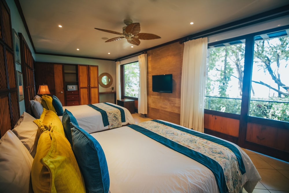 Ocean Front Suite Family - Photo 1