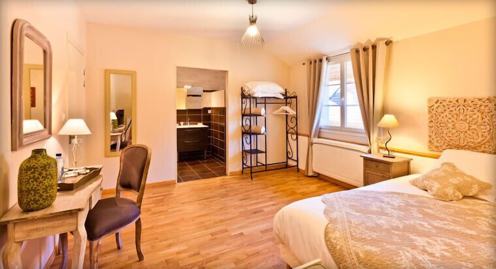 Superior Double Room, 1 King Bed, Courtyard View (Topaze) photo 2