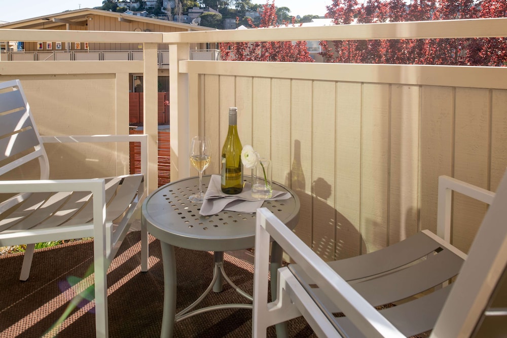 Deluxe King Balcony - Photo 5