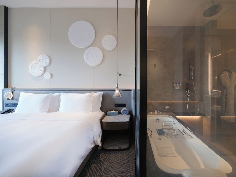 Premium Room, 1 King Bed, Accessible photo 3