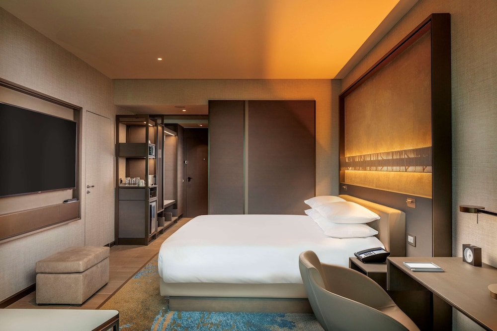Deluxe Room, 1 King Bed - Photo 3