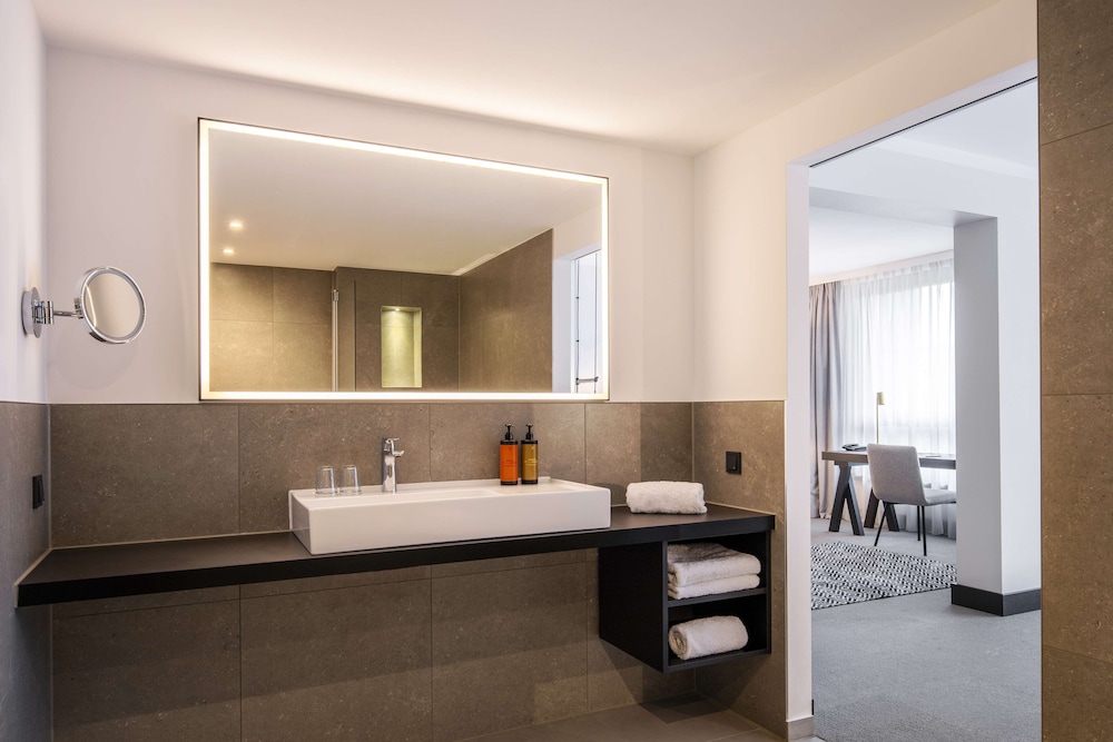Junior Suite, 1 King Bed with Sofa bed, Balcony, City View thumbnail 6