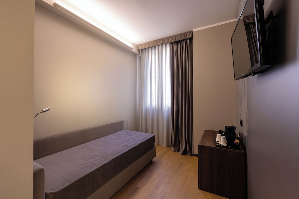 Standard Double Room Single Use thumbnail 5