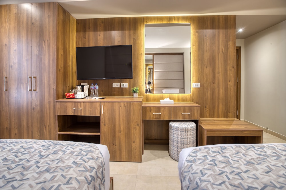 Twin Room with City View thumbnail 5