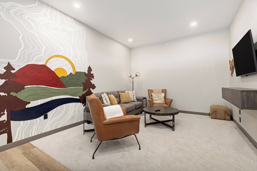 Suite, 2 Bedrooms, Mobility Accessible (Communications) - Photo 3