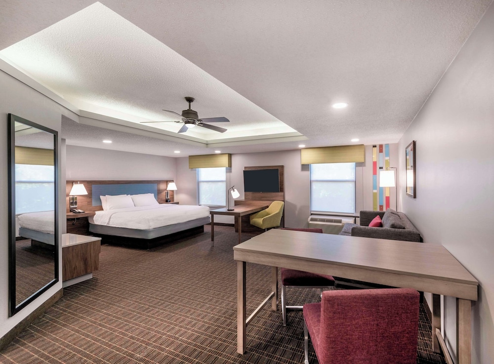 Suite, 1 King Bed, Accessible, Non Smoking - Photo 2