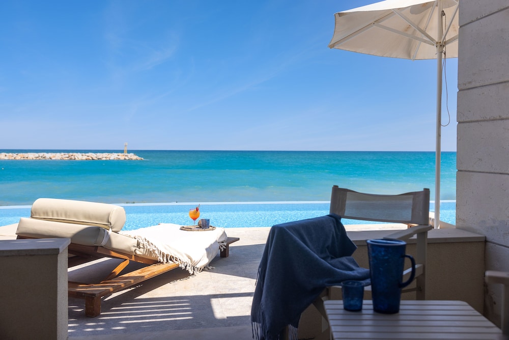 Junior Suite, Beachfront (Sharing Pool -AD) - Photo 10