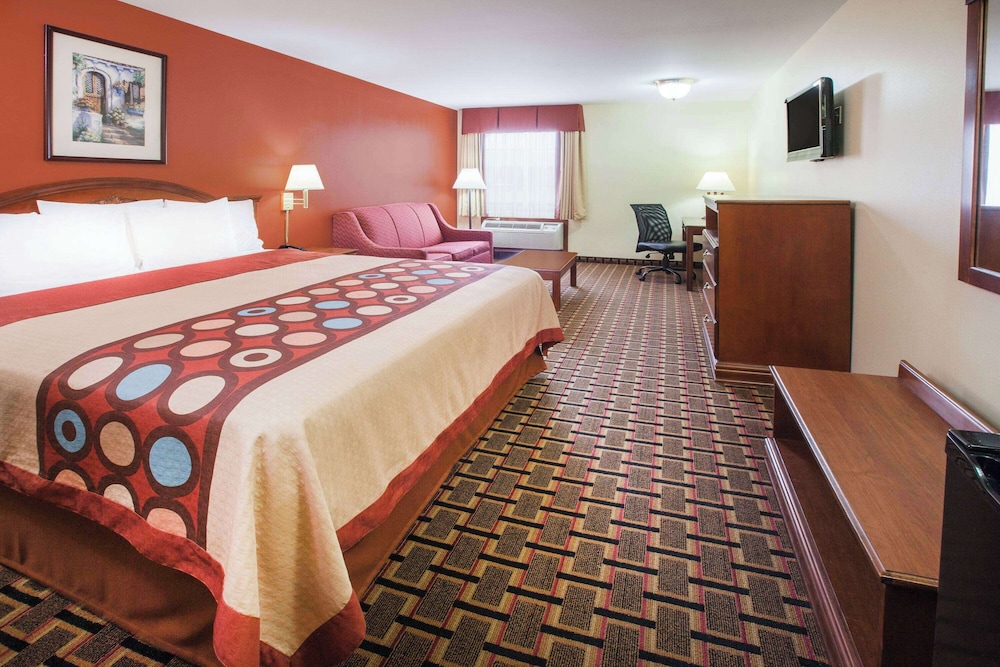 Deluxe Studio Suite, 1 King Bed, Smoking - Photo 1