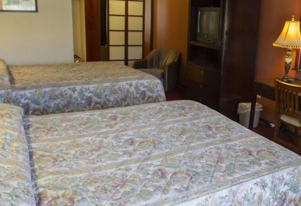 Standard Room, 2 Queen Beds photo 1