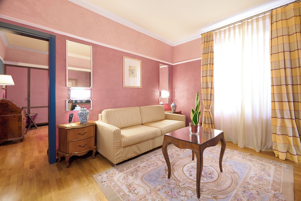 Suite - Photo 5