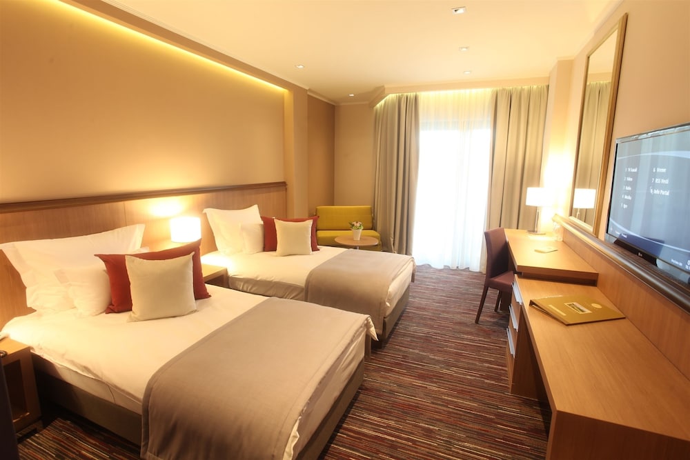 Deluxe Double or Twin Room, 1 Bedroom, Pool View photo 3