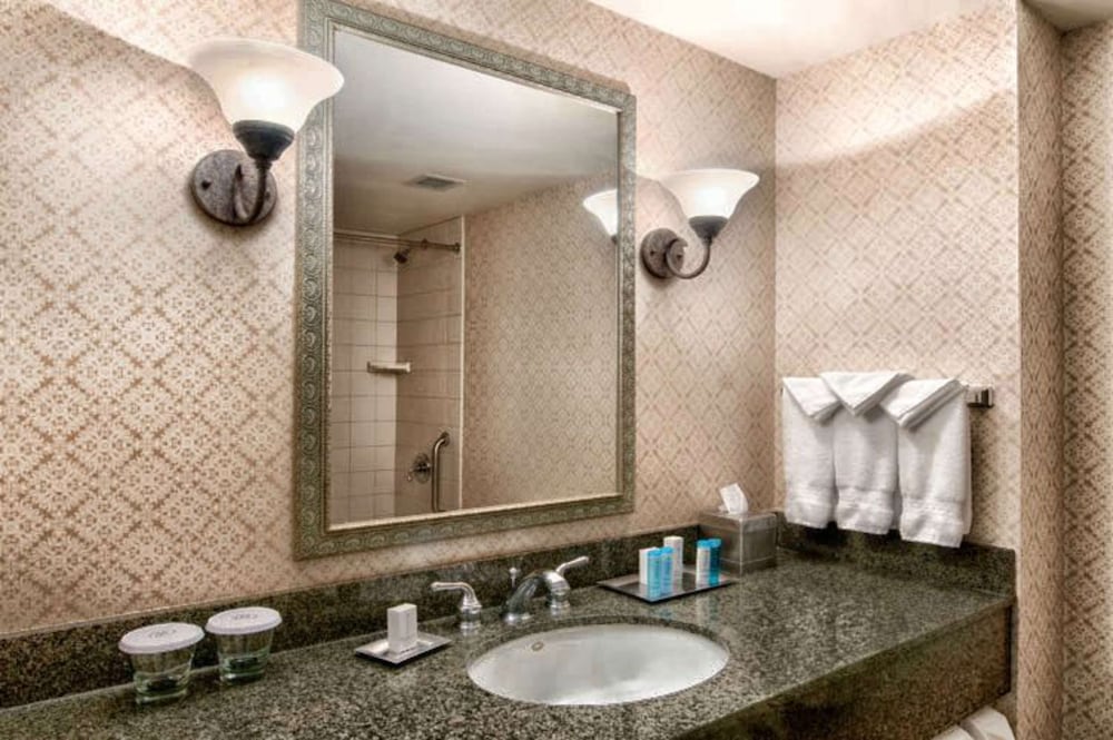 Suite, Accessible - Photo 6