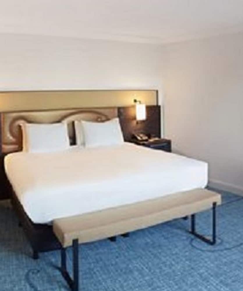 Junior Suite, 1 King Bed, Club Lounge Access