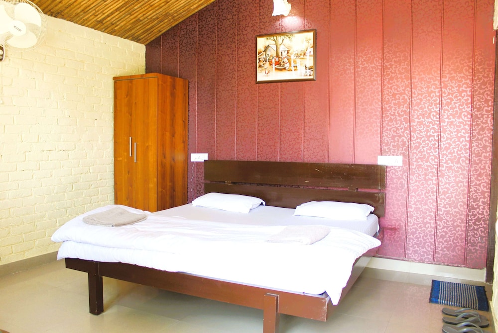 Economy Cottage, 1 King Bed, Smoking photo 1