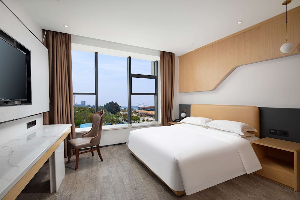 Deluxe Room, 1 King Bed, Accessible, Non Smoking (Roll-In Shower)