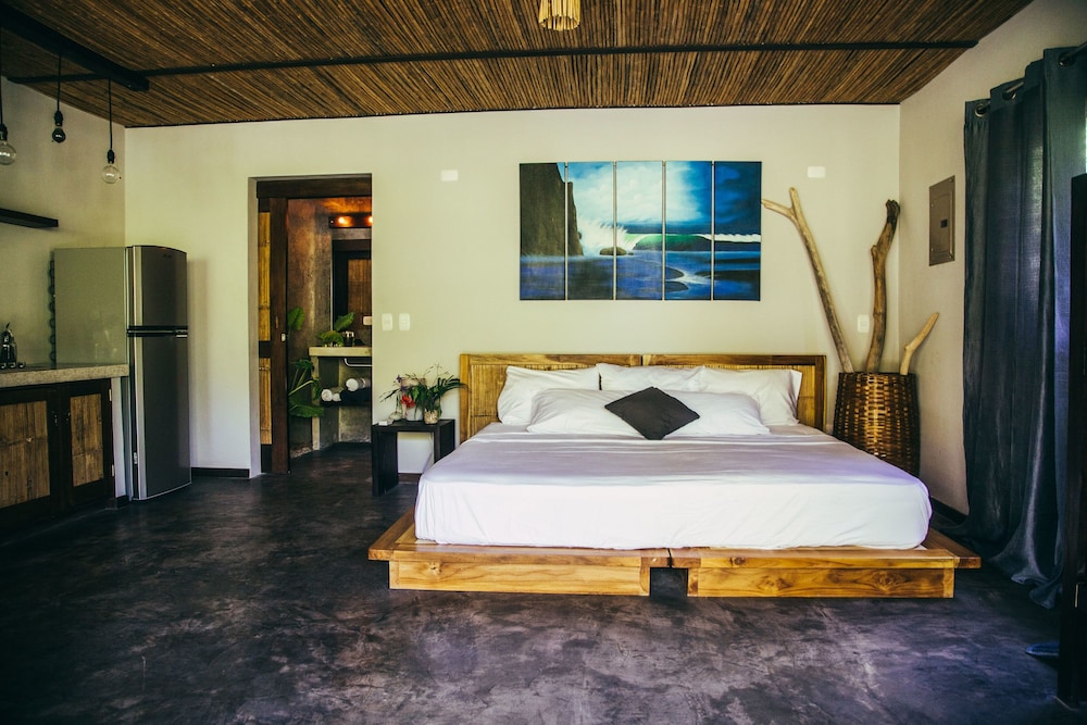 Studio Suite, 1 King Bed, Kitchen, Pool View photo 2