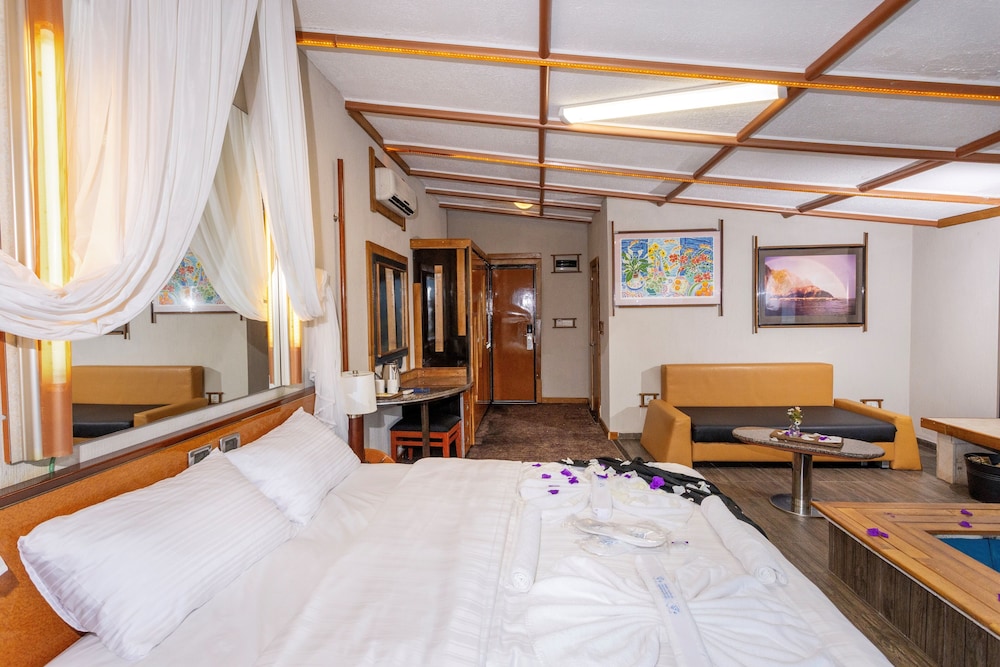 Deluxe Suite, Sea View photo 2