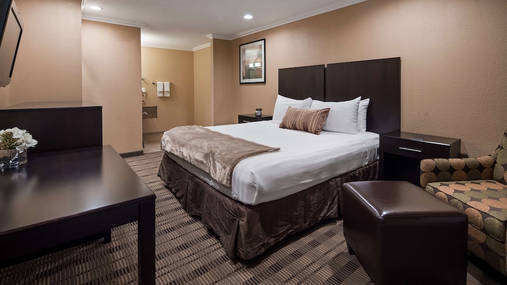 Standard Room, 1 King Bed, Accessible, Bathtub - Photo 2