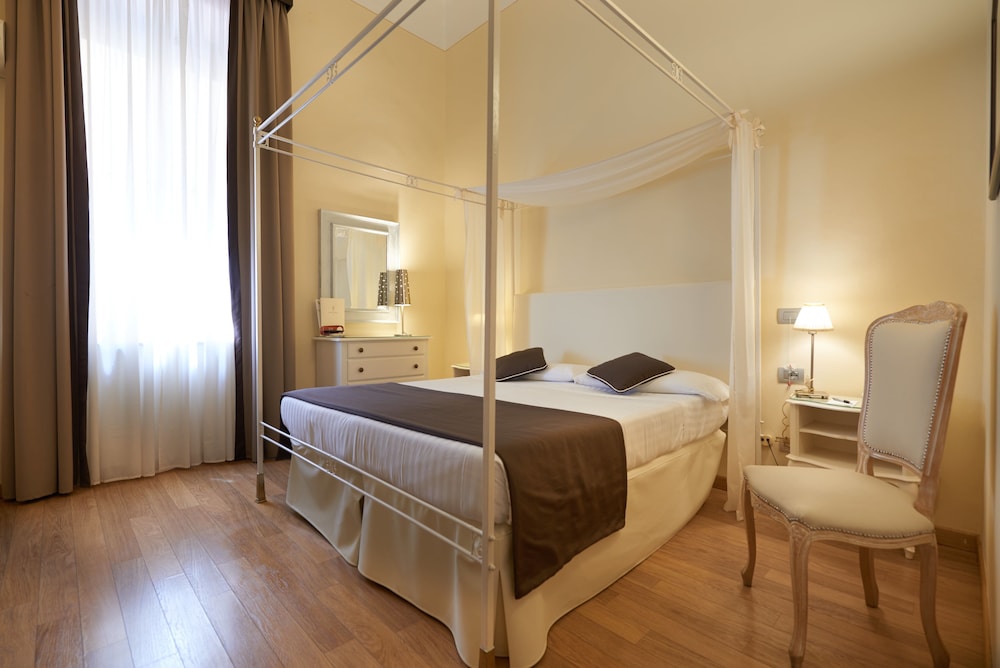 Standard Double or Twin Room thumbnail 6