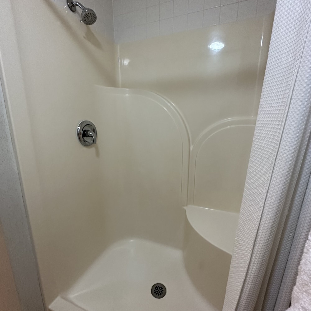 Deluxe Room, 1 King Bed, Non Smoking, Hot Tub photo 2