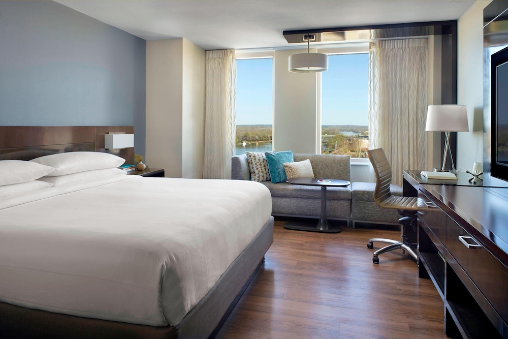Standard Room, 1 King Bed, Tower (Mobility Accessible, Tub) - Photo 1