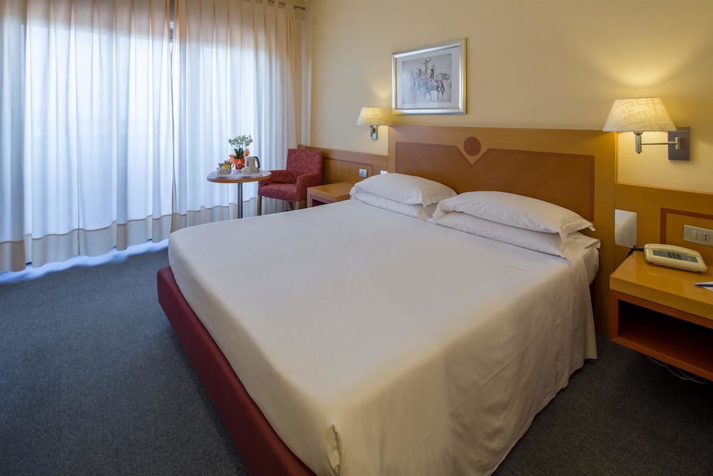 Classic Room, 1 King Bed, Balcony - Photo 3