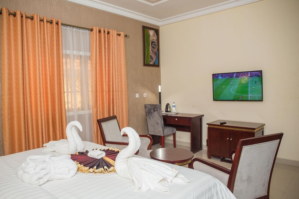 Executive Suite - Photo 9