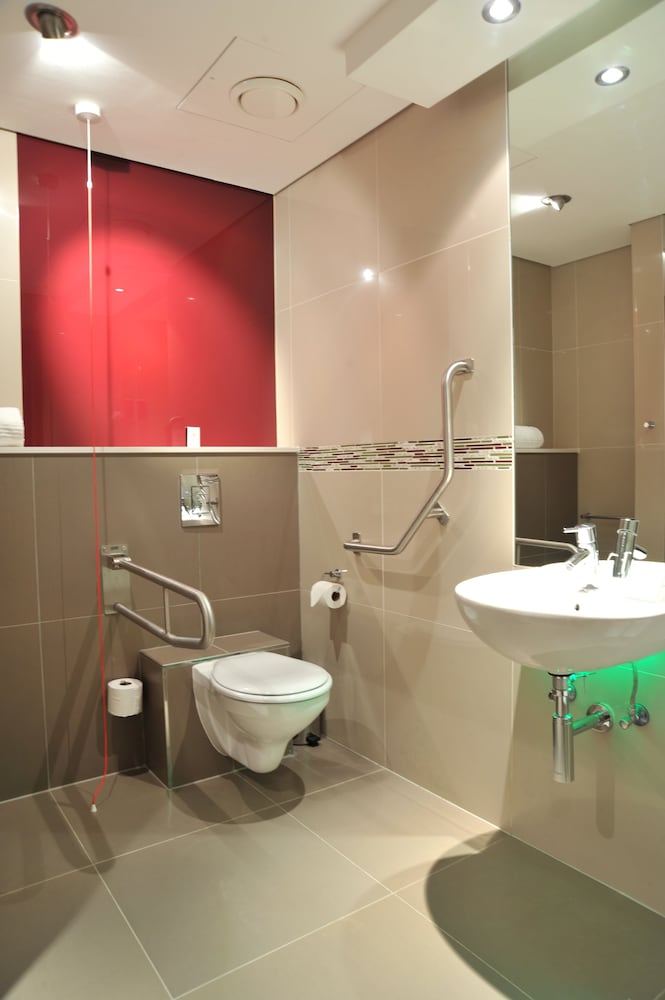 Standard Room, 1 Queen Bed, Accessible thumbnail 6