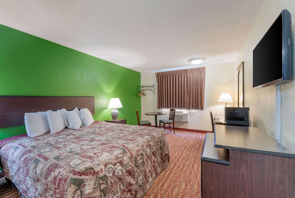 Standard Room, 1 King Bed, Non Smoking photo 1