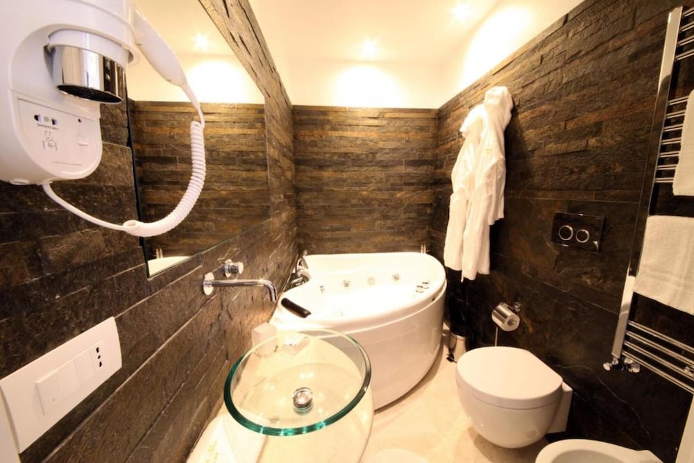 Comfort Suite, Jetted Tub photo 3