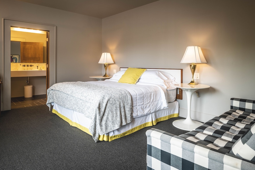 Comfort Room, 1 King Bed (Room 201)