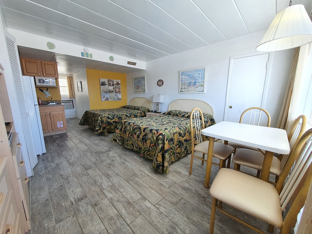 Family Studio Suite, Kitchenette, Pool View photo 3