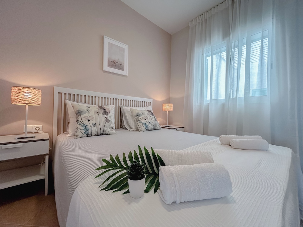 Comfort Apartment, 4 Bedrooms, Non Smoking, Oceanfront photo 2