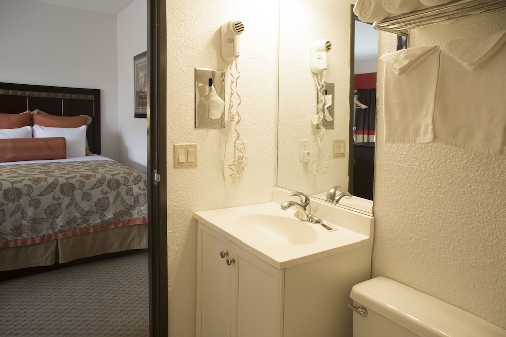 Standard Room, 2 Queen Beds - Photo 7